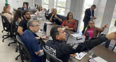 A imagem mostra uma reunião realizada na sala da Presidência do TRE Ceará. Ao centro, há uma mes...