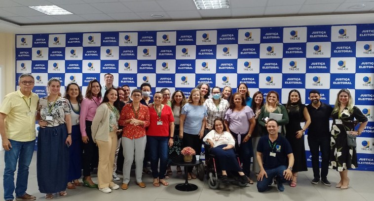 Comissão do TRE-CE realiza debate sobre assédio contra pessoas com deficiência Foto retangular realizada logo após o debate. Na imagem, o público do encontro está em pé, també...