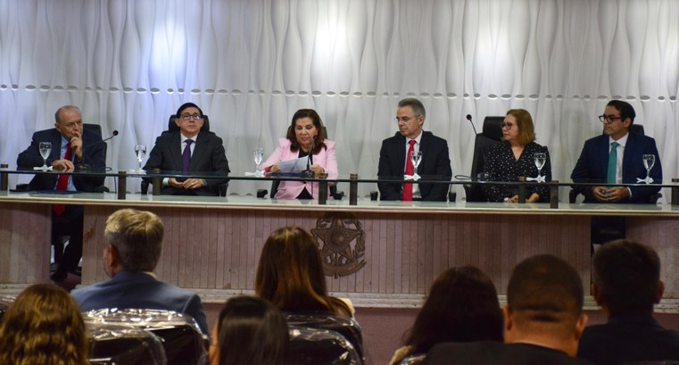 Comitê PopRuaJud - Ceará promoverá mutirão de empregos para pessoas em situação de rua Registro fotográfico feito na assinatura do Ato Conjunto n°1/2025, que instituiu o Comitê Local ...