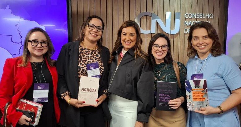Na imagem, cinco mulheres, sendo três representantes do TRE-CE, uma conselheira do CNJ e uma juí...