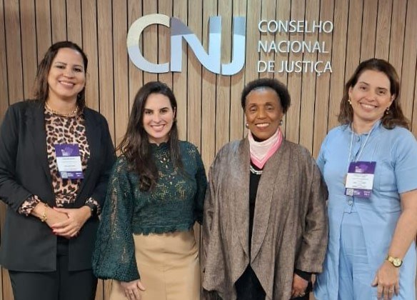 Na imagem, as mesmas três do Eleitoral cearense e a ministra Vera Lúcia, do TSE, estão posiciona...