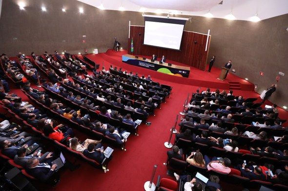 Comitiva do TRE-CE participa de seminário nacional em preparação às Eleições 2026 Na segunda imagem, o auditório é mostrado de forma ampla, com o público sentado em cadeiras orga...