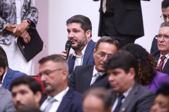 Comitiva do TRE-CE participa de seminário nacional em preparação às Eleições 2026 Na imagem, aparece o assessor de Segurança da Informação do TRE-CE segurando um microfone enquan...