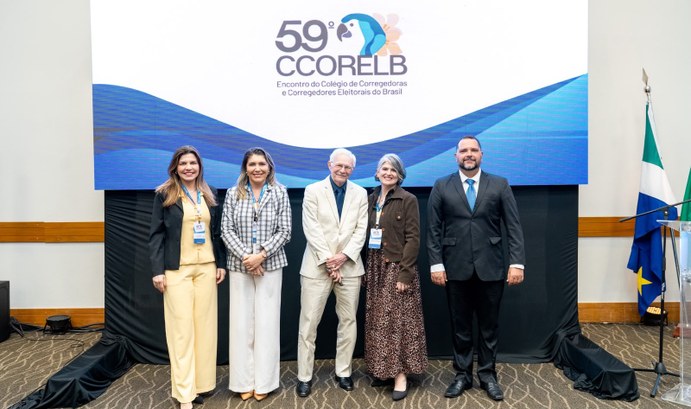 A imagem mostra cinco pessoas, entre elas o vice-presidente e corregedor do TRE-CE, desembargado...