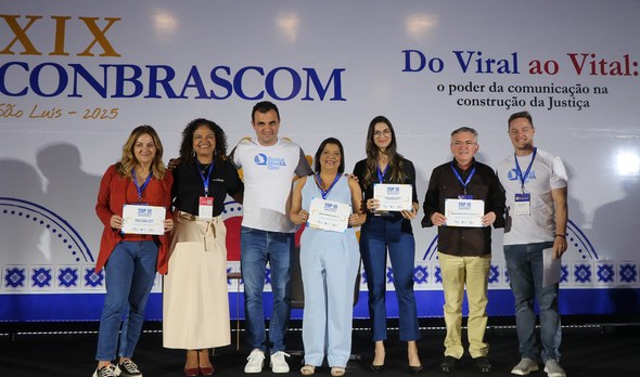 Comunicação: TRE-CE é Top 10 no País em interação nas redes sociais A imagem é uma foto de sete representantes de setores de Comunicação de TREs, lado a lado, em um...