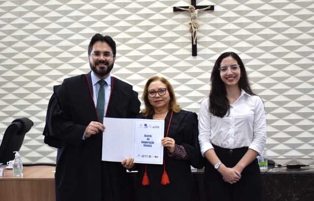 Cooperação acadêmica e científica: TRE-CE firma acordo entre escolas jurídicas do Ceará A imagem mostra, da esquerda para a direita, o diretor da Escola Judiciária Eleitoral Cearense (...