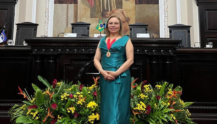 Na imagem, no mesmo local, além da presidente, estão posando para a foto o juiz auxiliar da Pres...