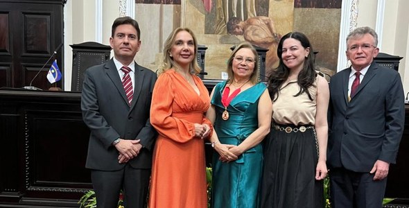 A imagem mostra a presidente do TRE-CE, desembargadora Maria Iraneide, em pé no centro de um ple...