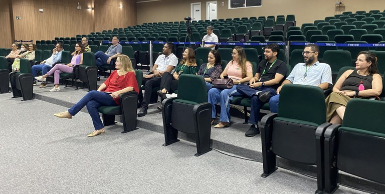 Corpo funcional do TRE-CE aprimora, em curso, habilidades de comunicação com eleitores(as) e colegas de trabalho Na imagem, o grupo de servidores está sentado lado a lado em poltronas do auditório. Todos obser...