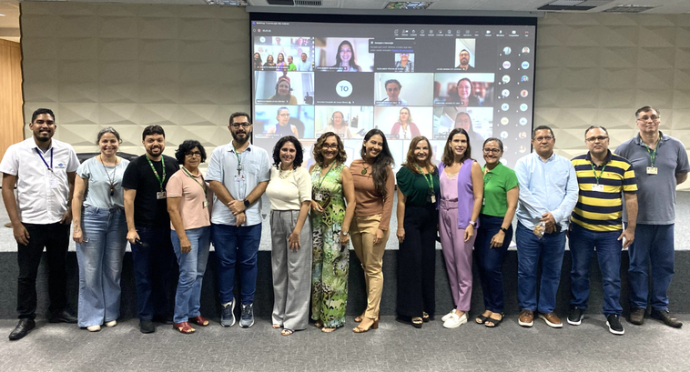 Corpo funcional do TRE-CE aprimora, em curso, habilidades de comunicação com eleitores(as) e colegas de trabalho Na imagem, um grupo de servidores e a professora estão alinhados em pé próximo de um palco, volt...