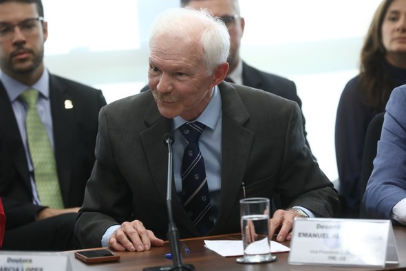 Corregedores se despedem da ministra Isabel Gallotti, que deixa a Corregedoria-Geral Eleitoral, do TSE Na primeira imagem, um grupo de dezessete pessoas está reunido em uma sala. Elas estão dispostas...