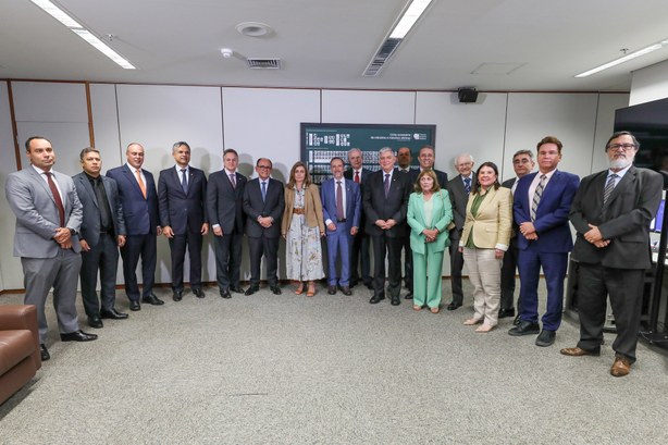 Corregedores se despedem da ministra Isabel Gallotti, que deixa a Corregedoria-Geral Eleitoral, do TSE Na primeira imagem, um grupo de dezessete pessoas está reunido em uma sala. Elas estão dispostas...