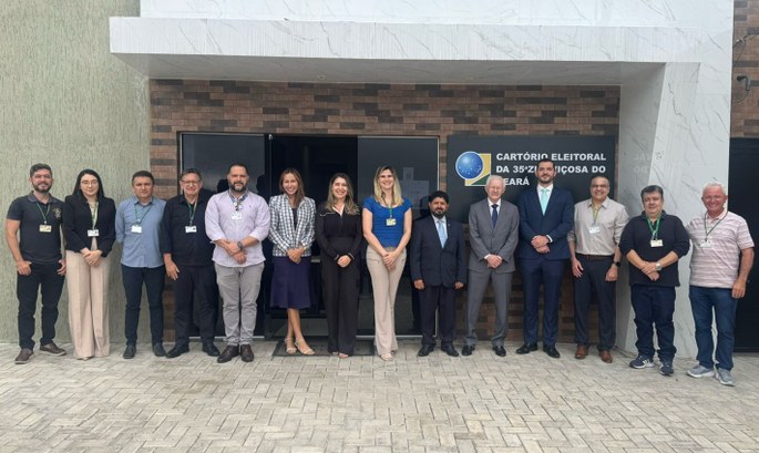 Na primeira imagem, um grupo de 15 pessoas, entre eles o corregedor, está alinhado em frente à e...