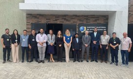 Na primeira imagem, um grupo de 15 pessoas, entre eles o corregedor, está alinhado em frente à e...