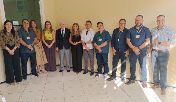 Na primeira imagem, um grupo de 15 pessoas, entre eles o corregedor, está alinhado em frente à e...