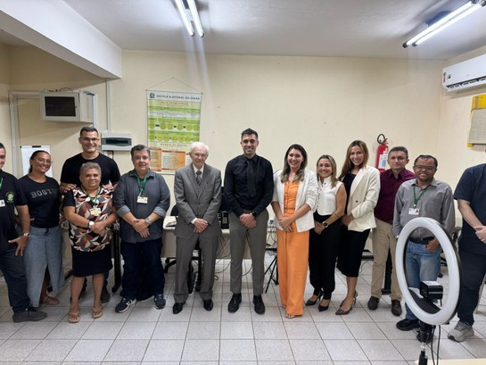 As imagens mostram as atividades de inspeções. Na primeira imagem, um grupo de pessoas posa em u...