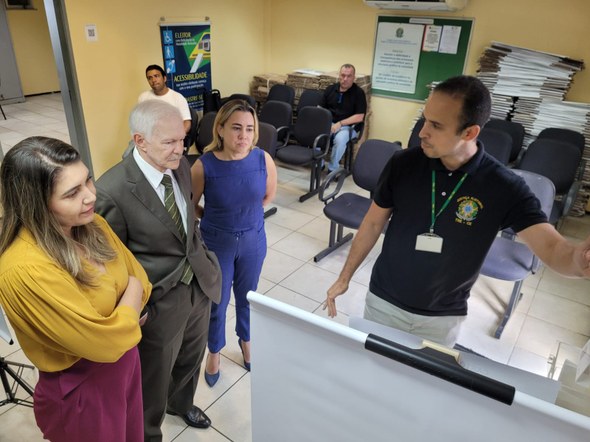 As imagens mostram as atividades de inspeções. Na primeira imagem, um grupo de pessoas posa em u...