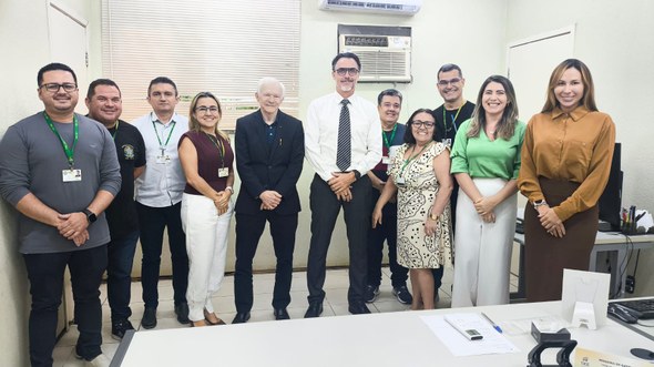 As imagens mostram as atividades de inspeções. Na primeira imagem, um grupo de pessoas posa em u...