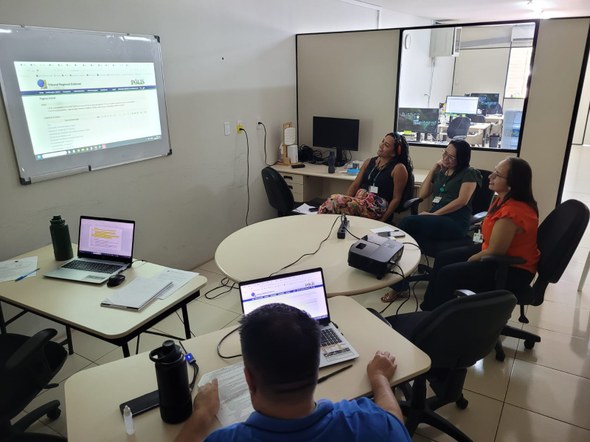 Corregedoria do TRE-CE conclui semana de visitas técnicas em zonas eleitorais da Região Norte do Estado Sete homens estão reunidos em uma sala pequena e iluminada, sentados em cadeiras distribuídas em...