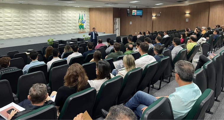 Corregedoria do TRE-CE realiza formação sobre propagandas eleitorais para zonas Na foto, os participantes estão sentados nas cadeiras, de frente para o palco. À frente, está o ...