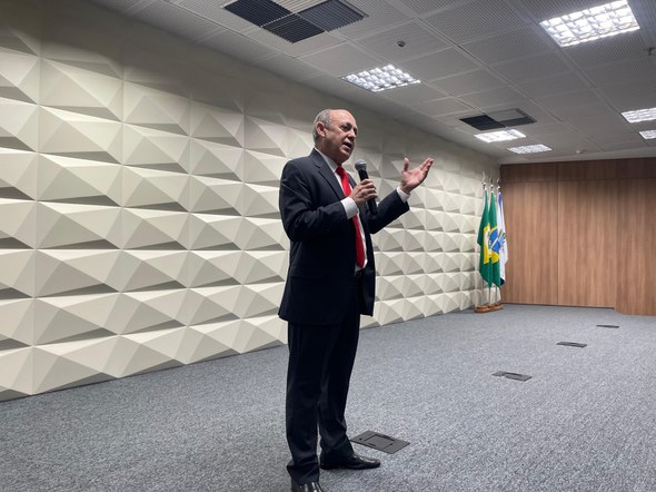 Corregedoria do TRE-CE realiza formação sobre propagandas eleitorais para zonas Na foto, está o desembargador Gladyson Pontes, segurando um microfone, em cima do palco do Audit...