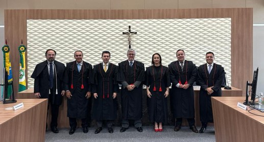 Foto horizontal mostra os sete membros da Corte em pé. Ao centro, o desembargador Inacio Cortez....