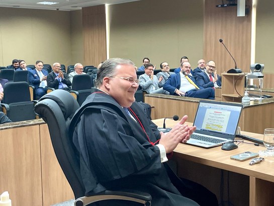 Desembargador eleitoral Rogério Feitosa despede-se do Pleno do TRE Ceará Registro fotográfico feito na sala de sessões do TRE-CE. Nele, em primeiro plano, está sentado, ...