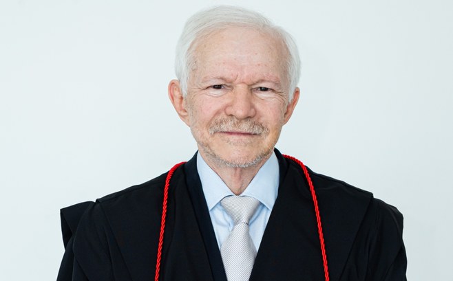 Na primeira foto, está o desembargador Emanuel Leite Albuquerque posando à frente de uma parede ...
