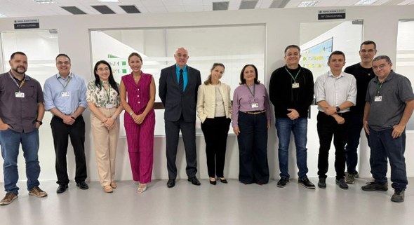 Na primeira foto, está o desembargador Emanuel Leite Albuquerque posando à frente de uma parede ...
