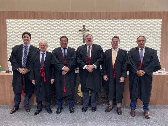 Desembargador Rogério Feitosa é empossado ouvidor substituto do TRE do Ceará A imagem é um registro fotográfico. Ao centro, estão seis membros da Corte do TRE-CE, enfileirad...