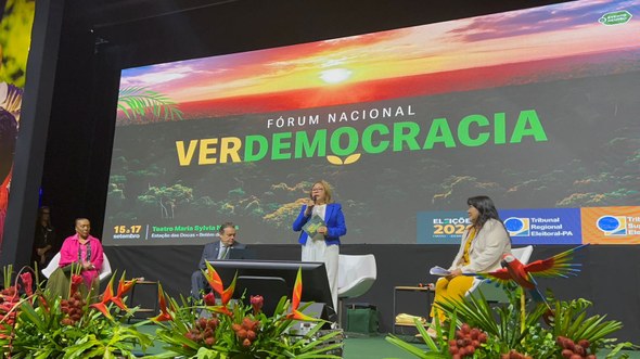 Desembargadora Maria Iraneide coordena debate sobre Inclusão Social no Fórum VerDemocracia No registro, a desembargadora Maria Iraneide aparece em pé, também sobre o mesmo palco, discursa...