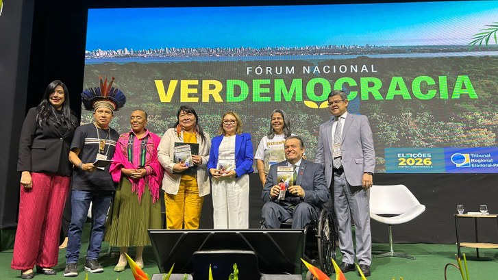 Desembargadora Maria Iraneide coordena debate sobre Inclusão Social no Fórum VerDemocracia Na imagem, oito pessoas — cinco mulheres e três homens — estão sobre o palco, lado a lado, posan...