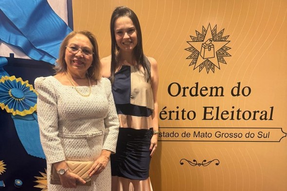 Desembargadora Maria Iraneide é agraciada com a Ordem do Mérito Eleitoral pelo TRE-MS Essas três imagens retratam momentos da solenidade de entrega da Ordem do Mérito Eleitoral. Na p...