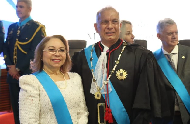 Desembargadora Maria Iraneide é agraciada com a Ordem do Mérito Eleitoral pelo TRE-MS Essas três imagens retratam momentos da solenidade de entrega da Ordem do Mérito Eleitoral. Na p...