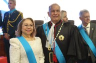 Essas três imagens retratam momentos da solenidade de entrega da Ordem do Mérito Eleitoral. Na p...
