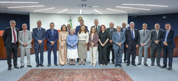 Desembargadora Maria Iraneide participa da primeira reunião com o novo presidente do STF Na imagem, um grupo de dezenove pessoas - quatorze homens e cinco mulheres - está posicionado la...