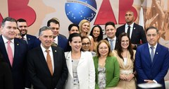 As imagens são registros fotográficos da agenda. No primeiro, diversas autoridades estão reunida...