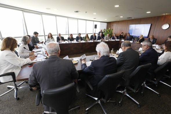 A imagem mostra a presidente do TSE, a presidente do TRE-CE e os demais presidentes dos Tribunai...