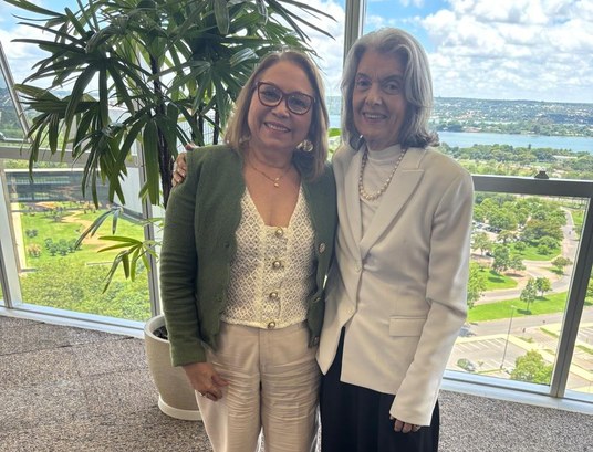 A imagem mostra, da esquerda para a direita, a presidente do TRE-CE, desembargadora Maria Iranei...