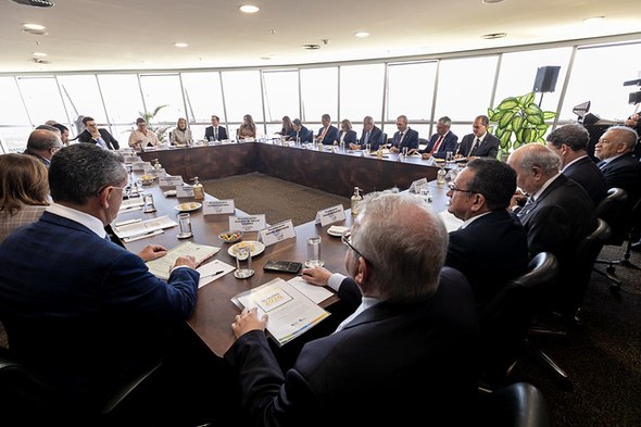Desembargadora Maria Iraneide participa de reunião no TSE sobre as Eleições 2026 Os participantes da reunião estão reunidas em torno de uma grande mesa oval, em um ambiente ampl...