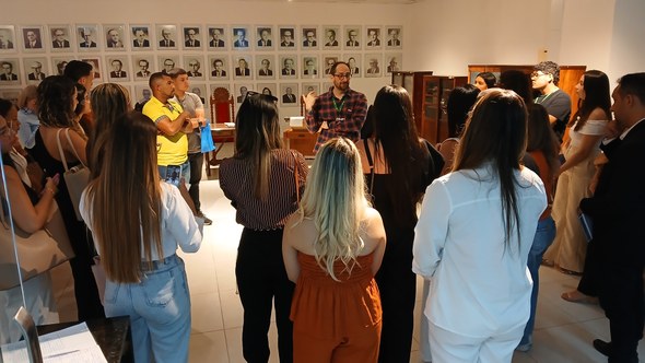 Desembargadora Maria Iraneide recepciona universitários de Sobral em visita à sede do TRE-CE Na foto, o grupo de estudantes posa para uma foto no Pleno do TRE-CE ao lado da presidente do Tr...