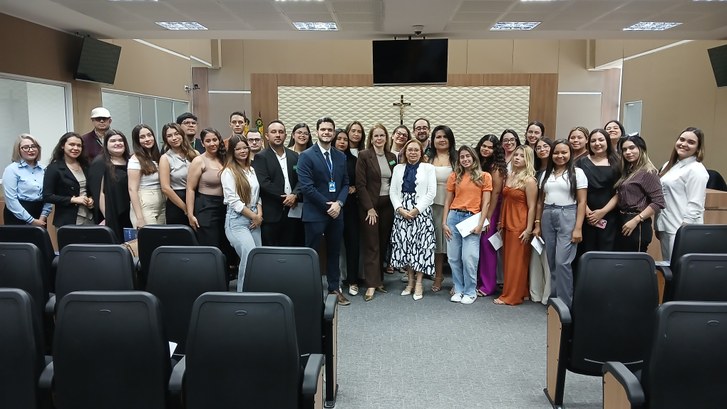 Desembargadora Maria Iraneide recepciona universitários de Sobral em visita à sede do TRE-CE Na foto, o grupo de estudantes posa para uma foto no Pleno do TRE-CE ao lado da presidente do Tr...