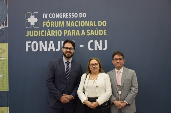 A imagem mostra, da direita para a esquerda, o desembargador eleitoral Luciano Maia, a president...