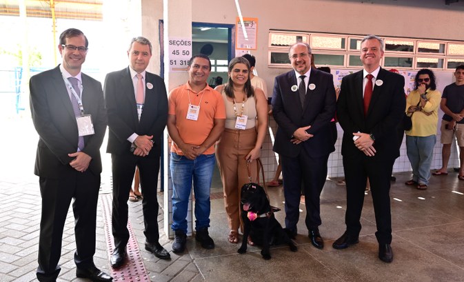 A primeira imagem mostra seis pessoas - cinco homens e uma mulher - em pé alinhadas lado a lado ...