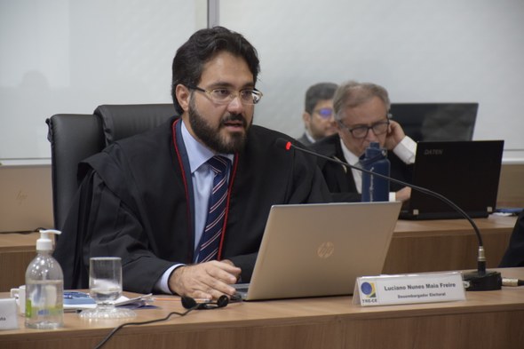 A imagem mostra o desembargador Luciano Maia também sentado na bancada do Pleno. À sua frente, h...