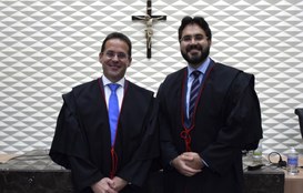 A imagem mostra, da esquerda para a direita, os desembargadores eleitorais Daniel Carneiro e Luc...