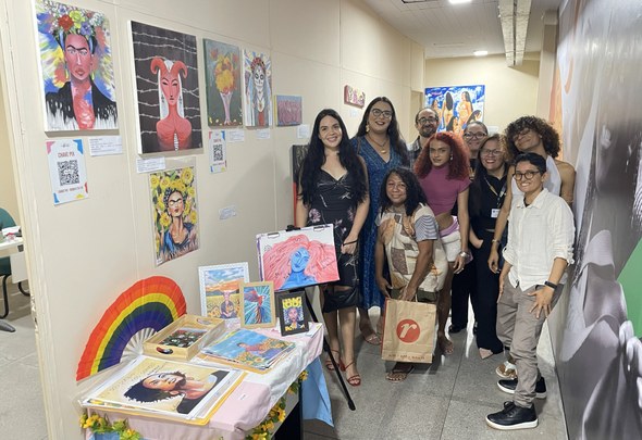 Na imagem, nove pessoas, entre servidores do TRE-CE e expositoras e expositores de arte, posam p...