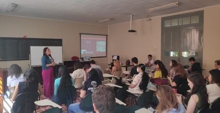 EJE divulga resultado de ações de educação política sobre segurança das urnas Foto tirada em palestra na UFC. Na foto, os jovens estão de costas sentados em carteiras estudan...