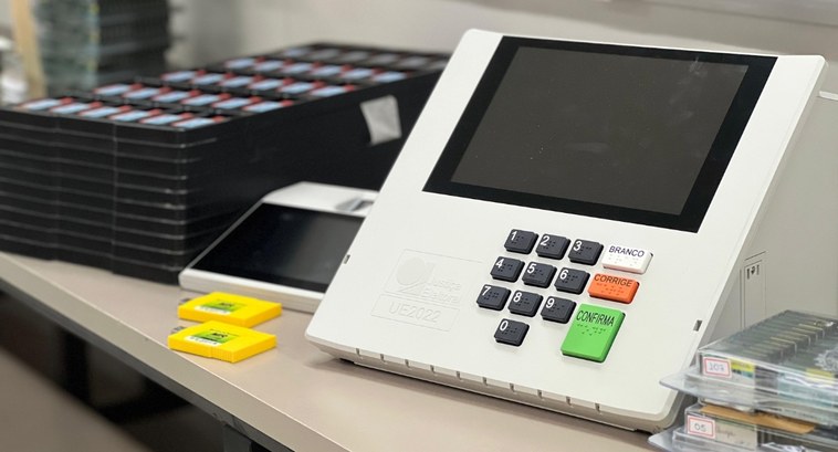 Eleições 2024: TRE-CE anuncia cerimônia de geração de mídias das urnas Registro fotográfico feito no Centro de Armazenamento e Manutenção de Urnas do TRE-CE. Na imagem...