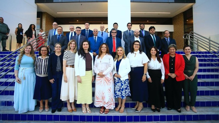 A imagem mostra um grupo de diretores-gerais dos TREs posando para fotografia na escadaria de en...